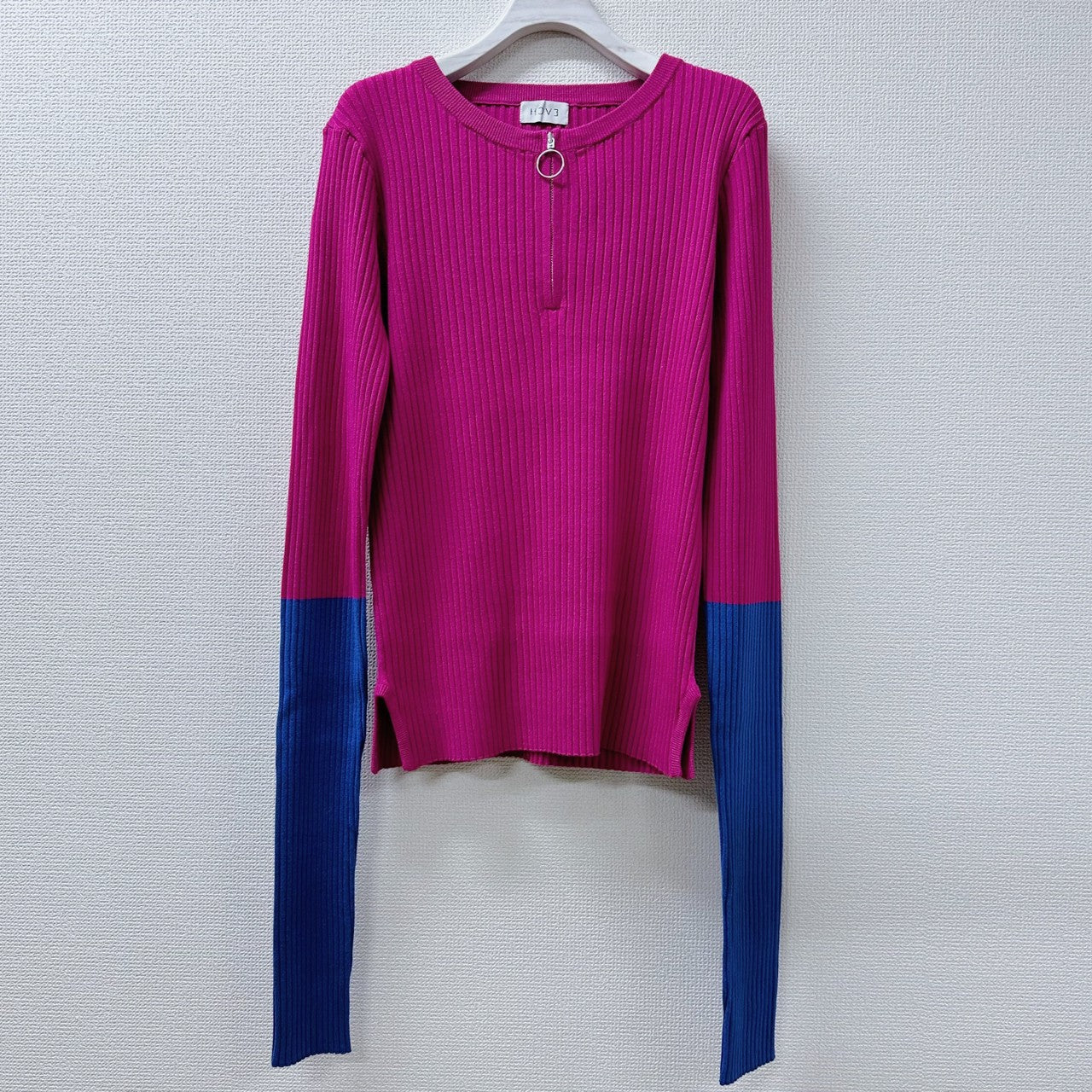 BICOLOR SLEEVE KNIT TOP