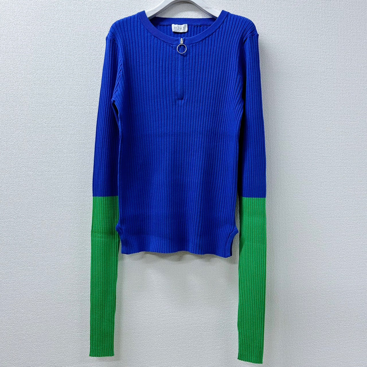 BICOLOR SLEEVE KNIT TOP