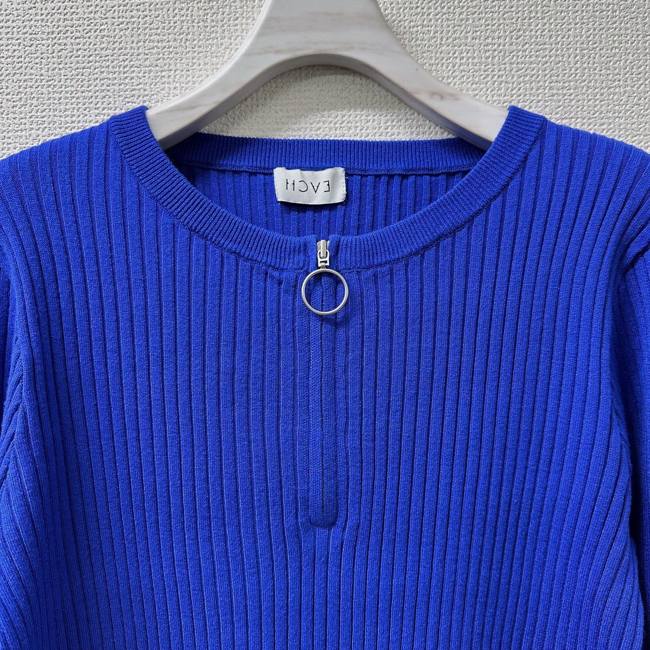 BICOLOR SLEEVE KNIT TOP