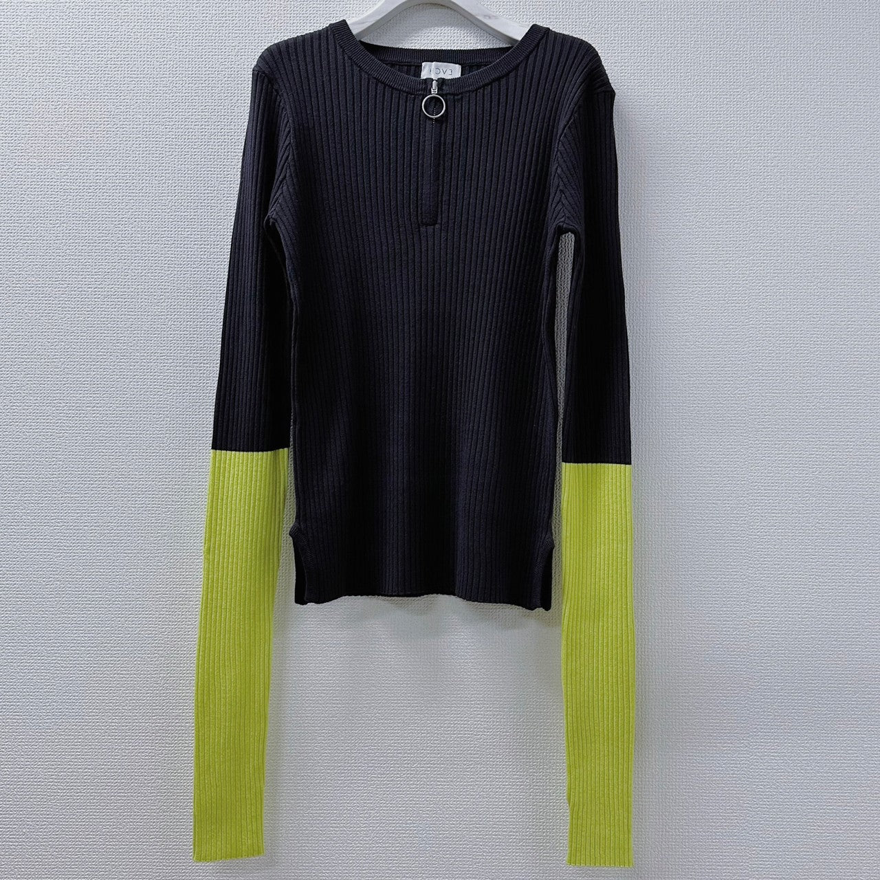 BICOLOR SLEEVE KNIT TOP