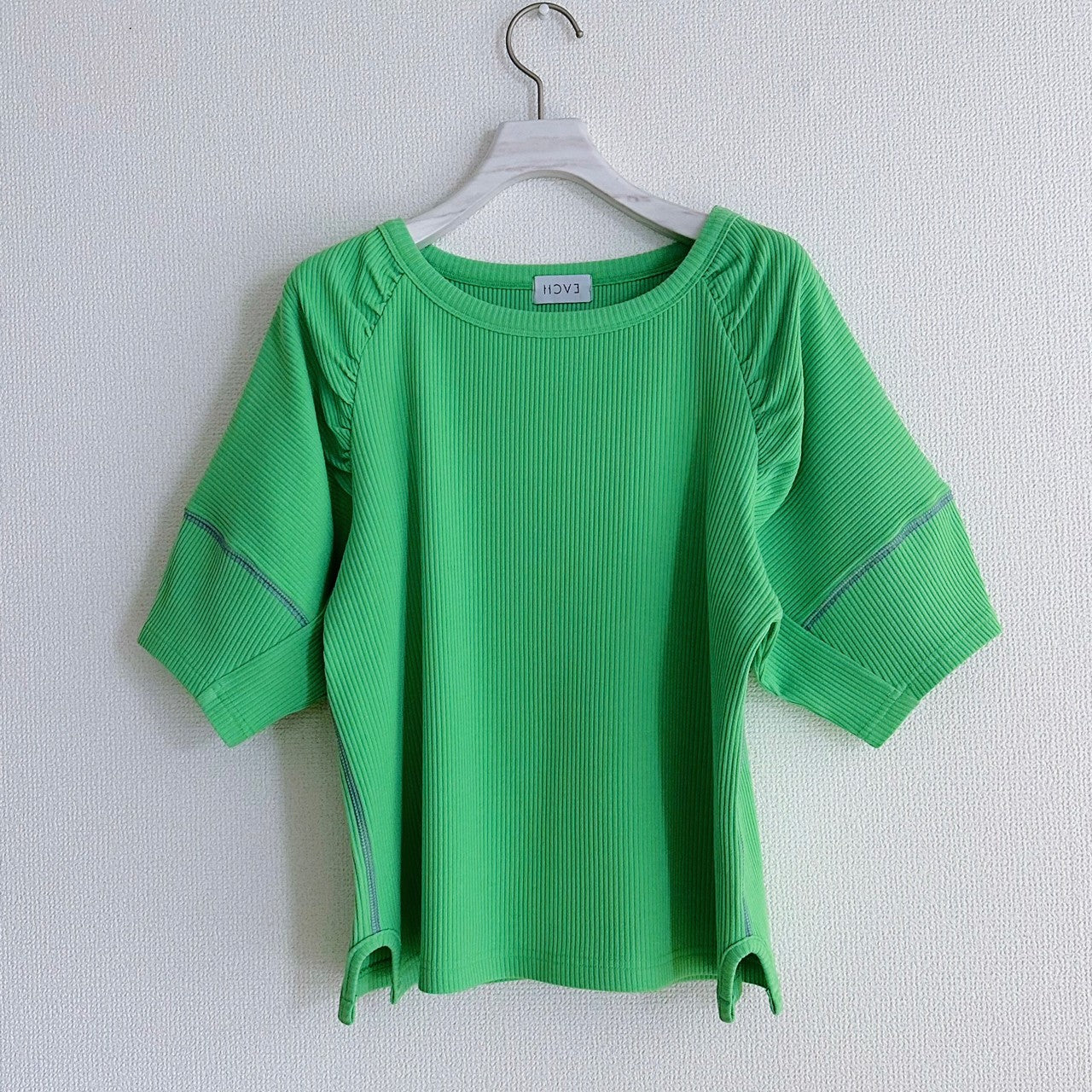 CONTRAST STITCH SHORT SLEEVE TOP