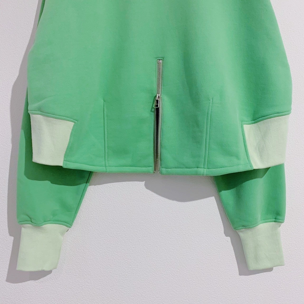 BACK ZIP SWEATSHIRT