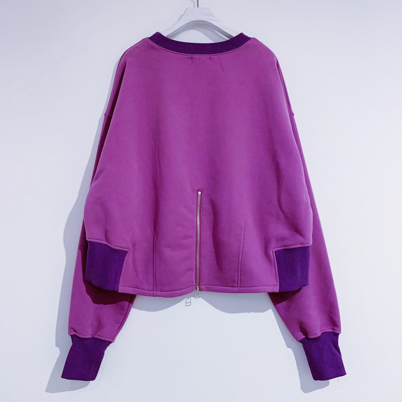 BACK ZIP SWEATSHIRT