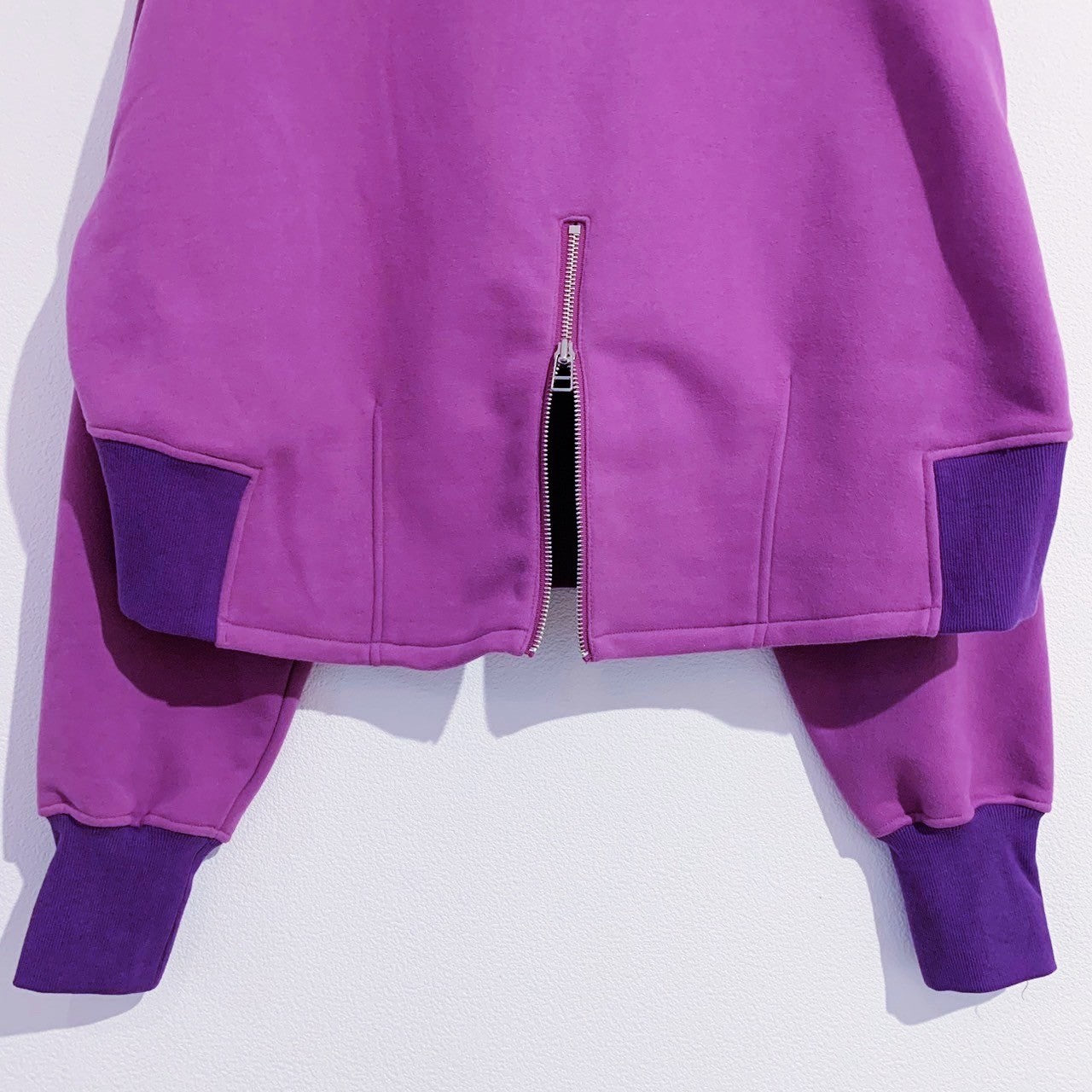 BACK ZIP SWEATSHIRT