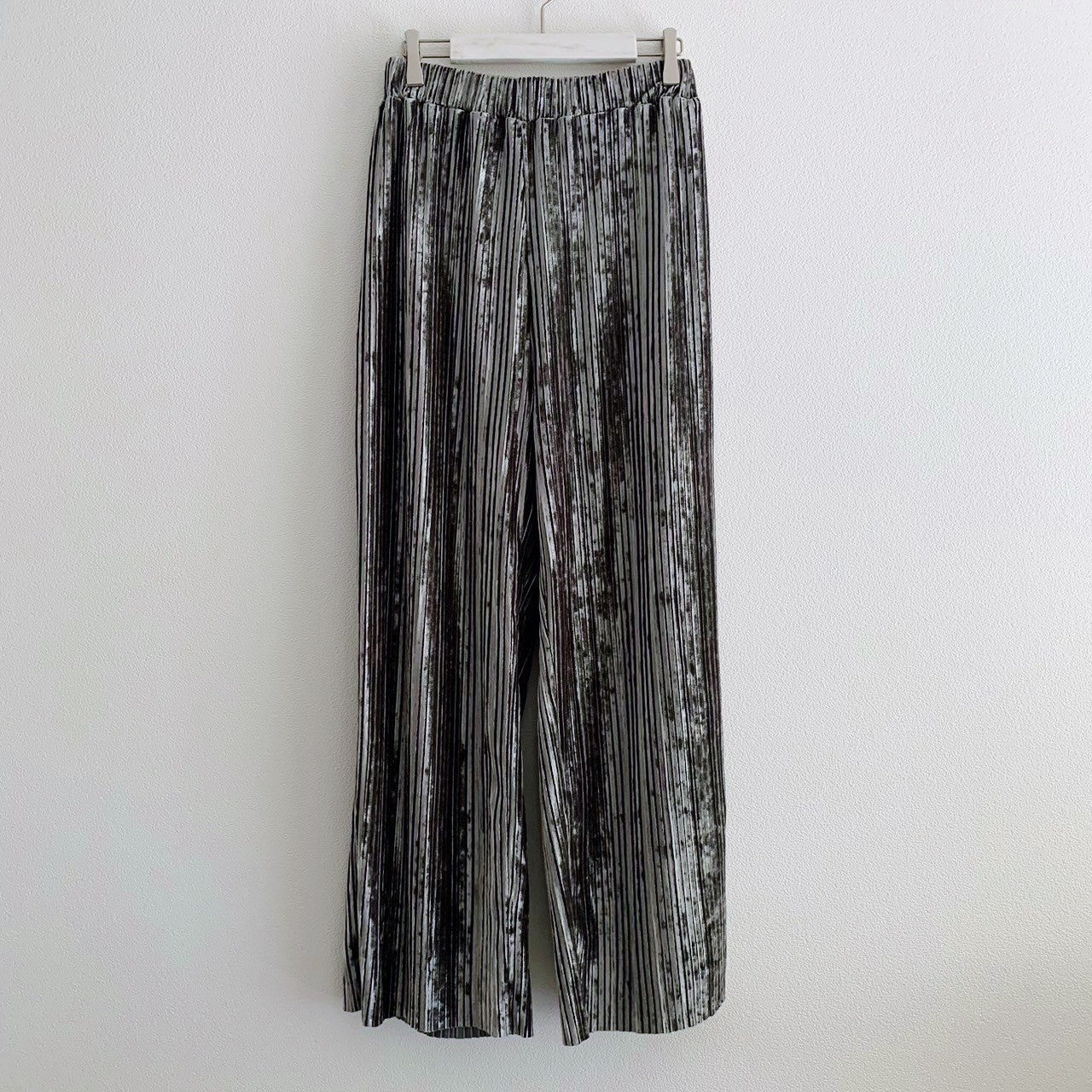 VELOUR PLEATED PANTS