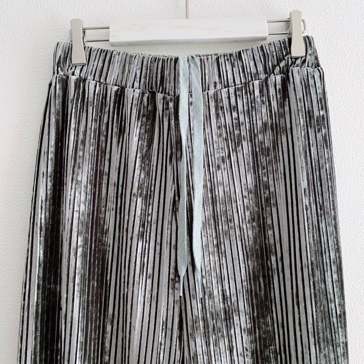 VELOUR PLEATED PANTS