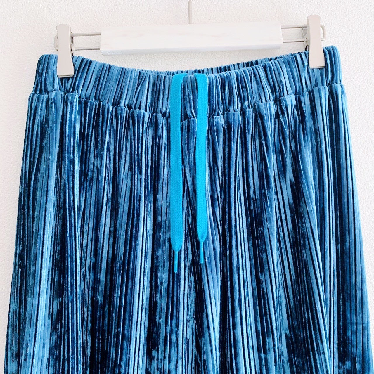 VELOUR PLEATED PANTS