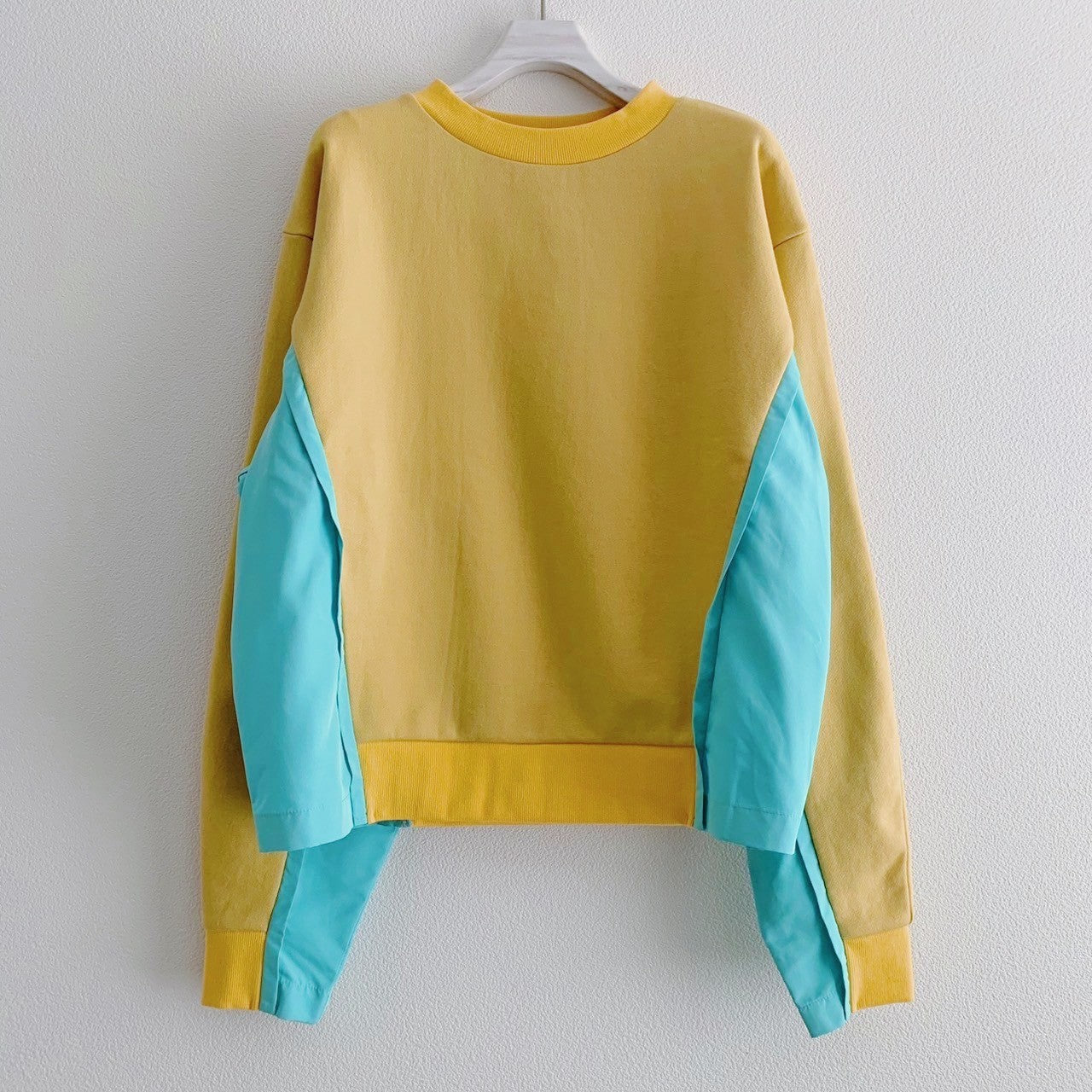 COLOR BLOCK SWEATSHIRT