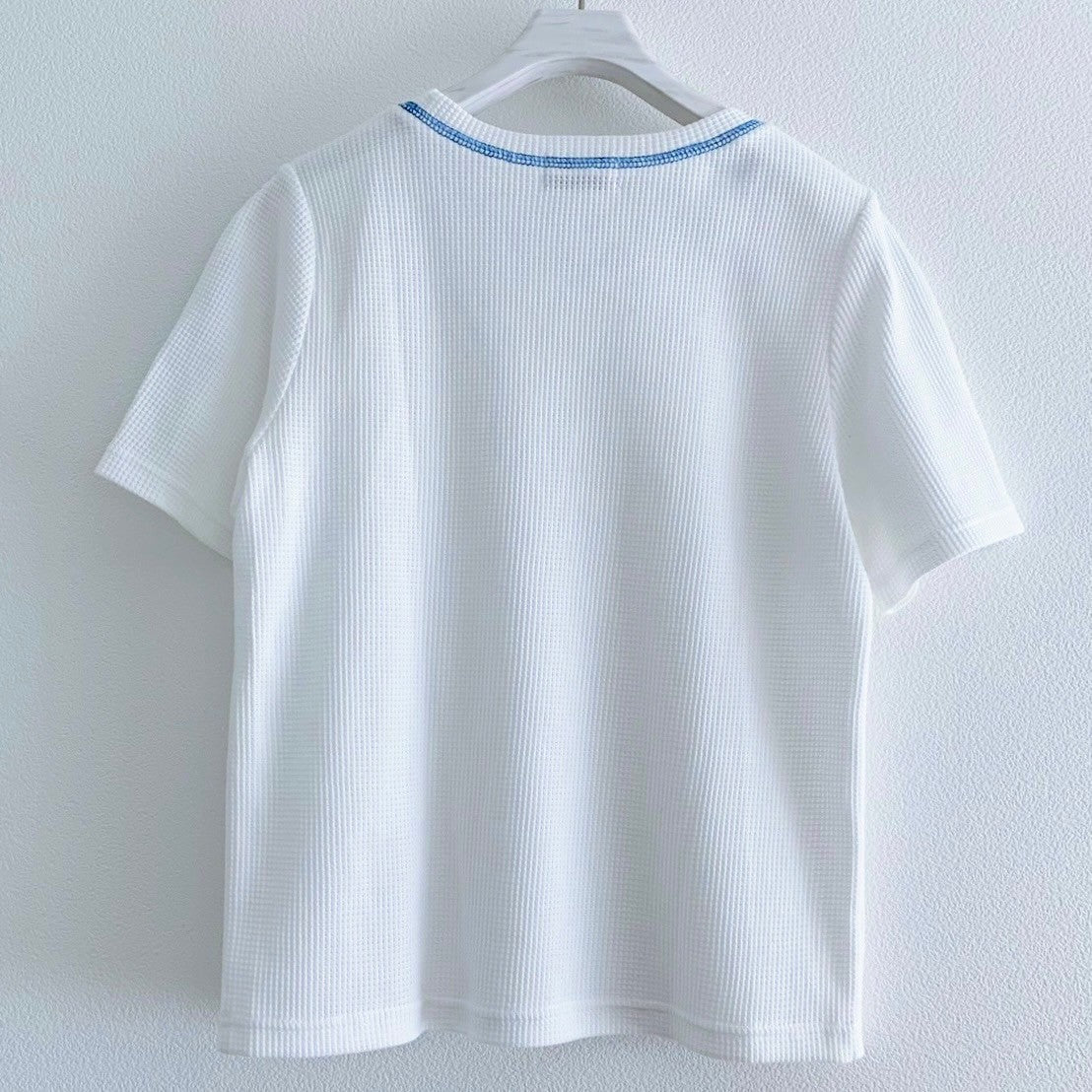 CONTRAST STITCH SHORT SLEEVE TOP