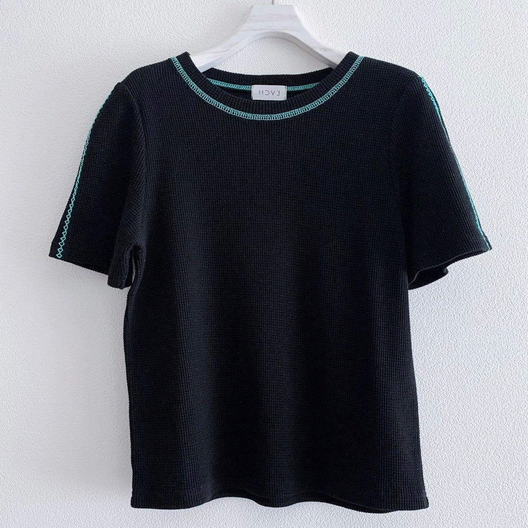 CONTRAST STITCH SHORT SLEEVE TOP