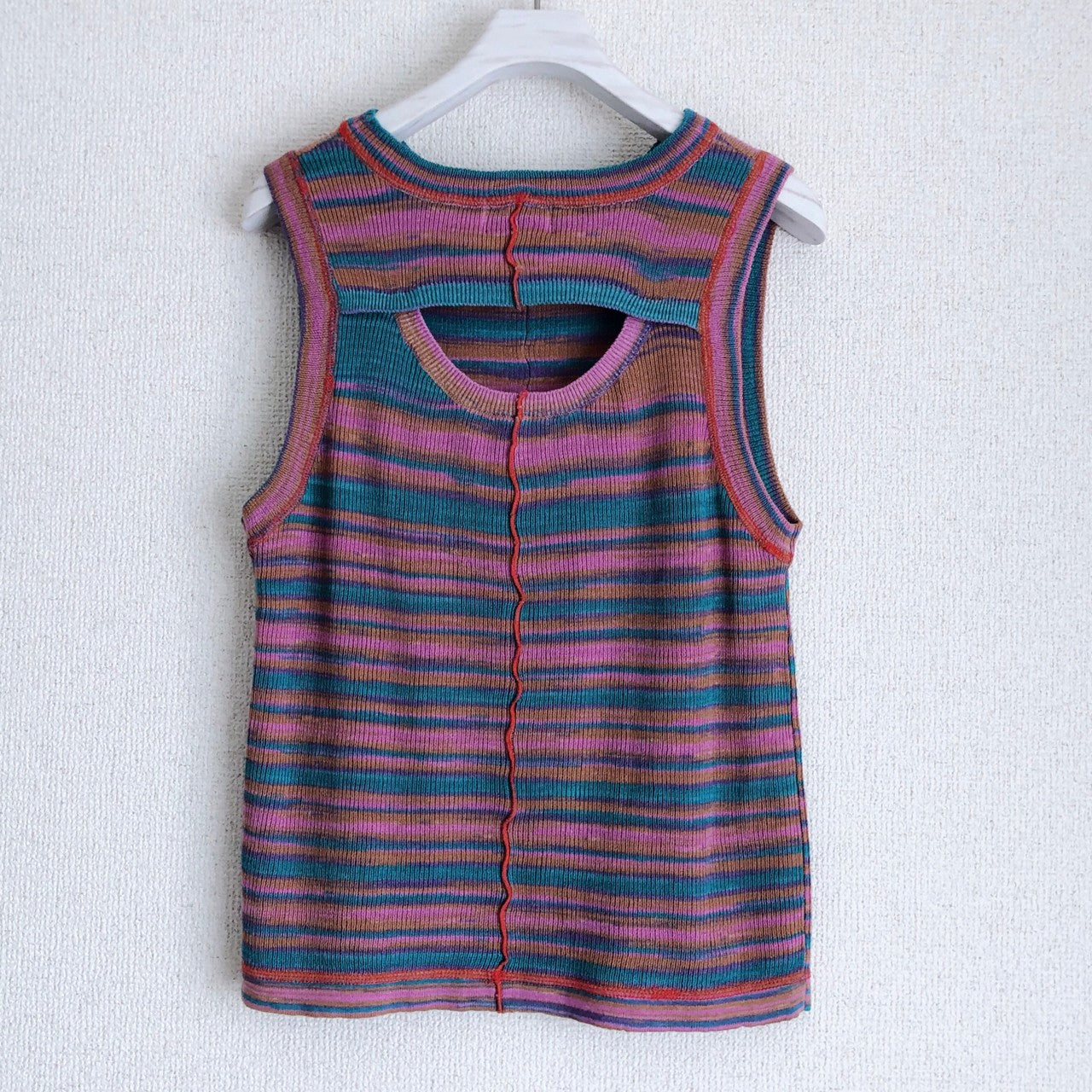 MULTI COLOR SLEEVELESS KNIT TOP