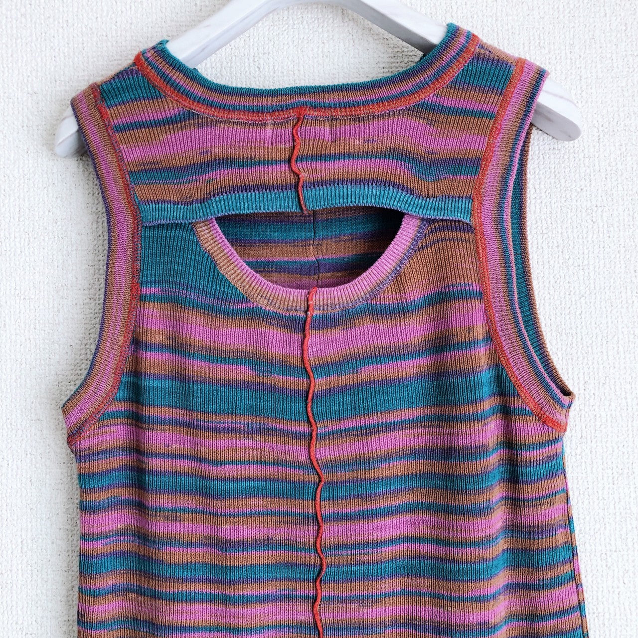 MULTI COLOR SLEEVELESS KNIT TOP